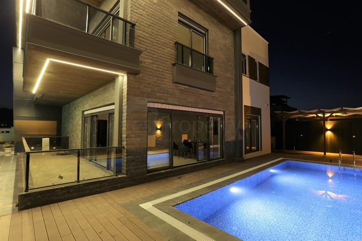 Villa mit 5+1 Grundrissen in der Region Doshemealty - Antalya