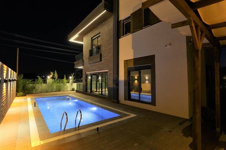 Villa mit 5+1 Grundrissen in der Region Doshemealty - Antalya