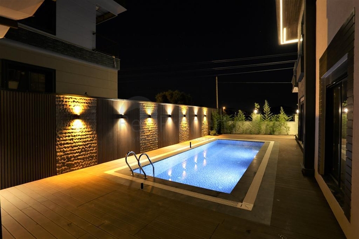 Villa mit 5+1 Grundrissen in der Region Doshemealty - Antalya