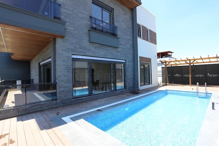 Villa mit 5+1 Grundrissen in der Region Doshemealty - Antalya