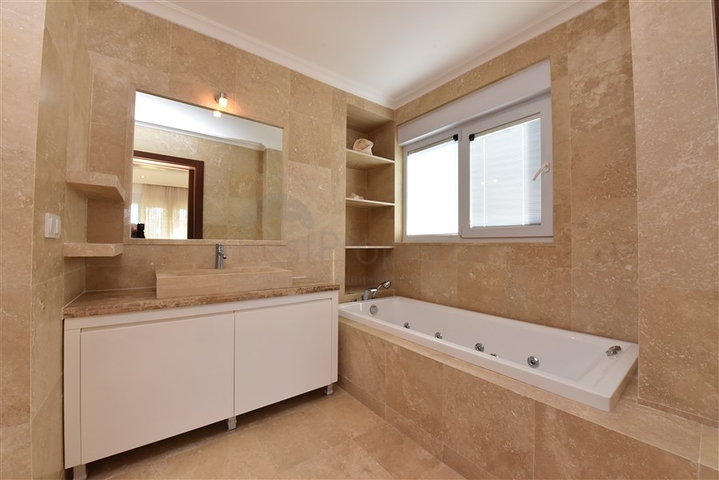 Geräumiges 3+1 Penthouse im Stadtteil Konakly