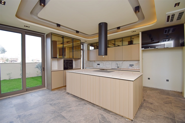 4+1-Villa in der Region Doshemealty - Antalya