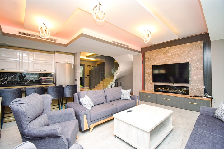 Villa mit 7+3 Grundrissen in Altyntas - Antalya 