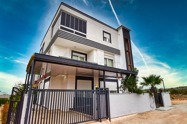 Villa mit 7+3 Grundrissen in Altyntas - Antalya 