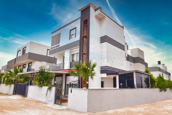 Villa mit 7+3 Grundrissen in Altyntas - Antalya 