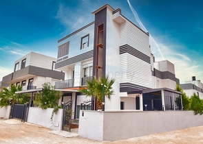 Villa mit 7+3 Grundrissen in Altyntas - Antalya 