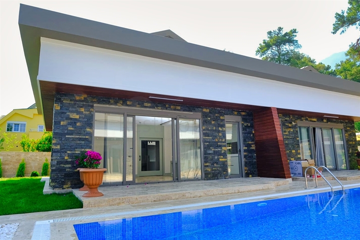 4+1-Villa im Wohnbezirk Aslanbujak - Antalya