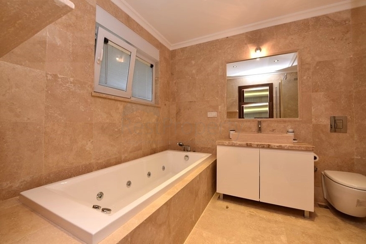 Maisonette mit Zugang zum Garten in einem Luxus-Komplex