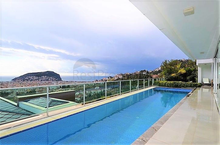 4+2 geschnittene Villa mit Blick auf die historische Festung