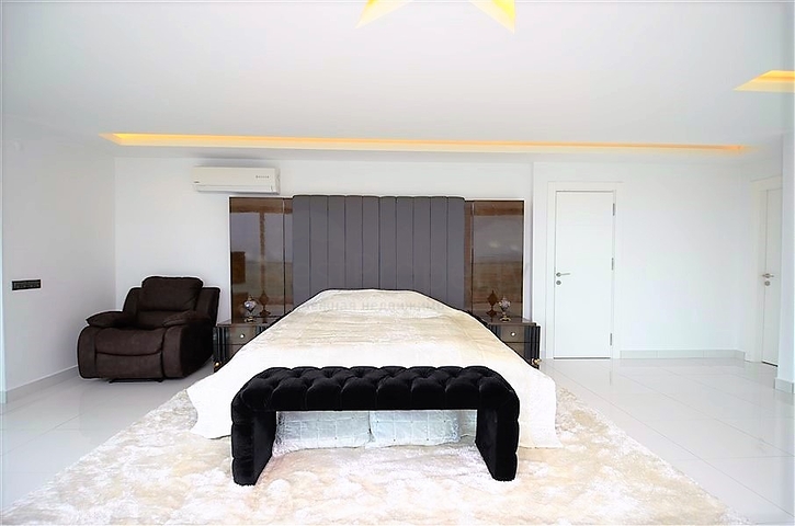 4+2 geschnittene Villa mit Blick auf die historische Festung