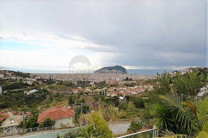 4+2 geschnittene Villa mit Blick auf die historische Festung