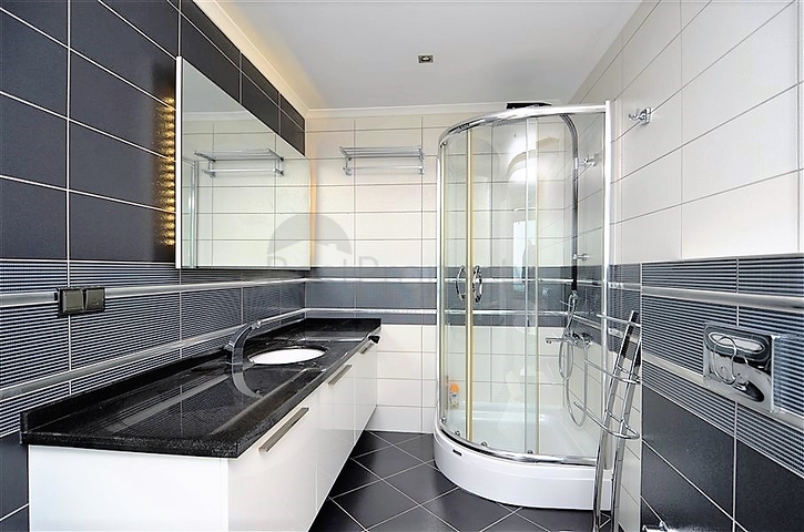 4+2 geschnittene Villa mit Blick auf die historische Festung