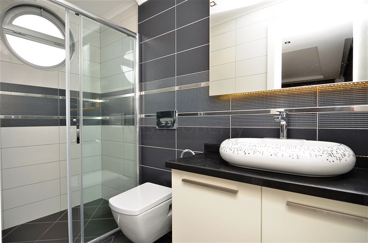 4+2 geschnittene Villa mit Blick auf die historische Festung