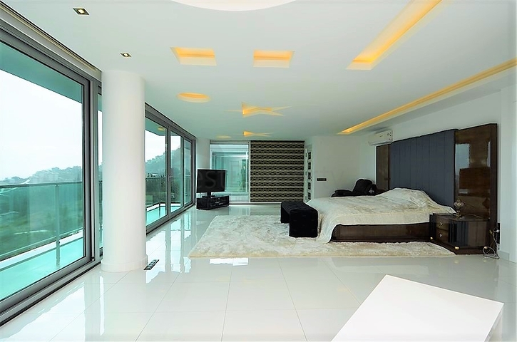 4+2 geschnittene Villa mit Blick auf die historische Festung