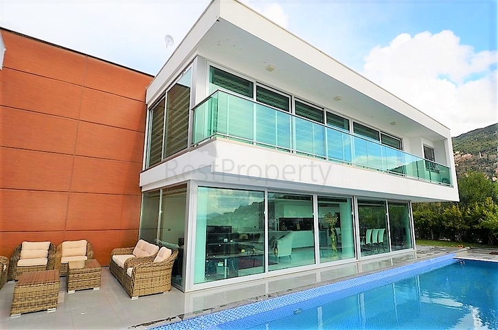 4+2 geschnittene Villa mit Blick auf die historische Festung