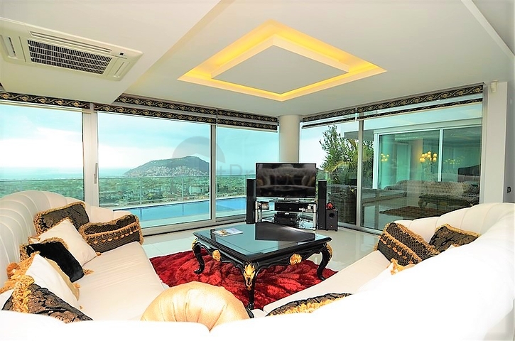 4+2 geschnittene Villa mit Blick auf die historische Festung