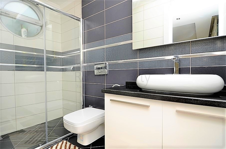 4+2 geschnittene Villa mit Blick auf die historische Festung