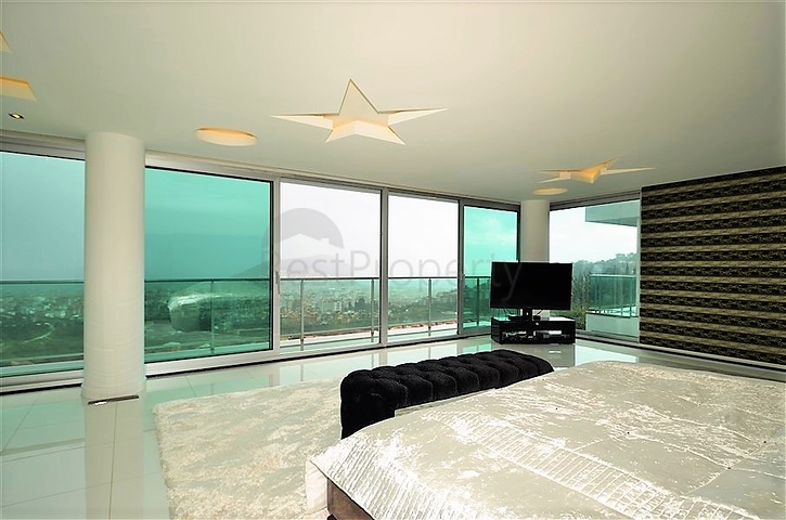 4+2 geschnittene Villa mit Blick auf die historische Festung