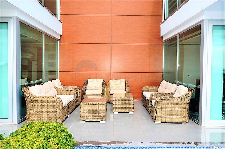 4+2 geschnittene Villa mit Blick auf die historische Festung