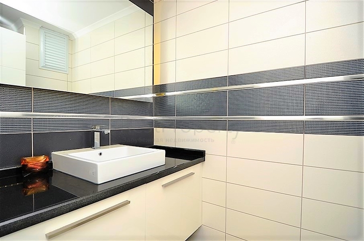 4+2 geschnittene Villa mit Blick auf die historische Festung