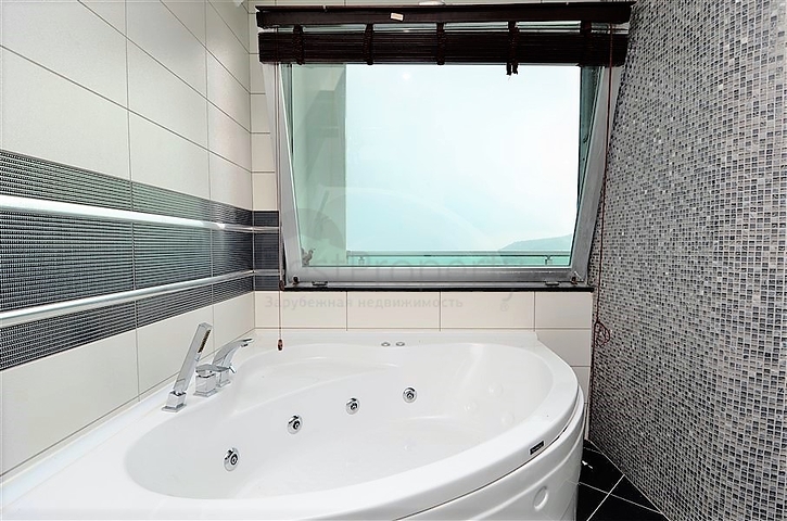 4+2 geschnittene Villa mit Blick auf die historische Festung