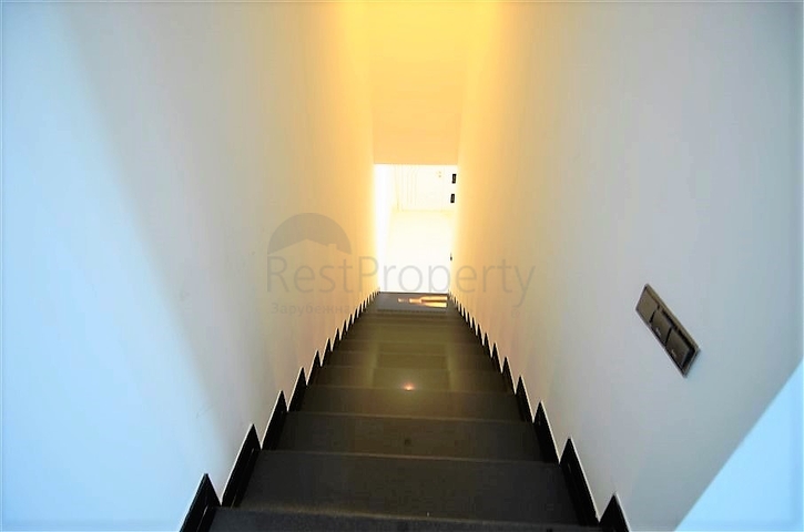 4+2 geschnittene Villa mit Blick auf die historische Festung