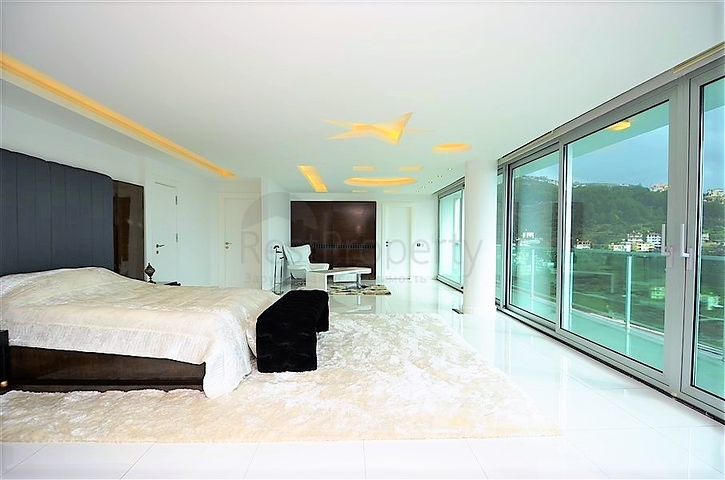 4+2 geschnittene Villa mit Blick auf die historische Festung