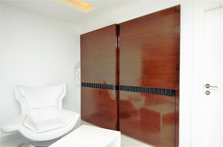 4+2 geschnittene Villa mit Blick auf die historische Festung