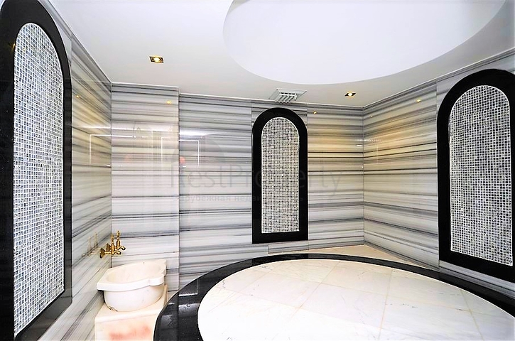 4+2 geschnittene Villa mit Blick auf die historische Festung