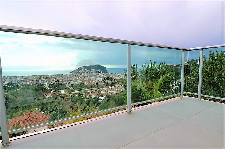 4+2 geschnittene Villa mit Blick auf die historische Festung