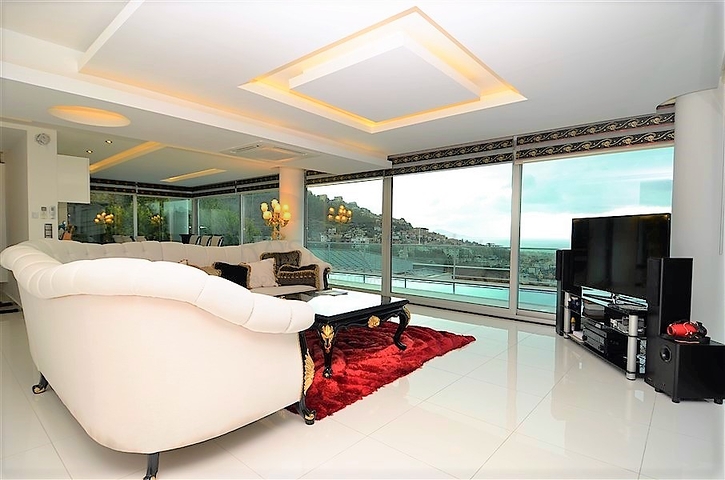 4+2 geschnittene Villa mit Blick auf die historische Festung