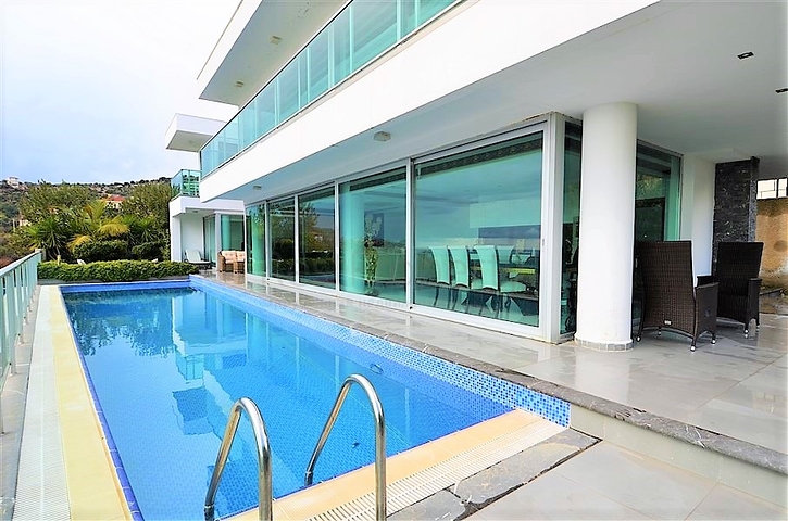 4+2 geschnittene Villa mit Blick auf die historische Festung