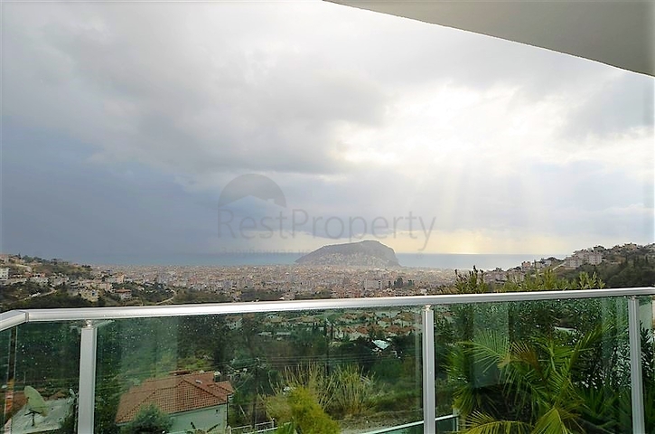 4+2 geschnittene Villa mit Blick auf die historische Festung