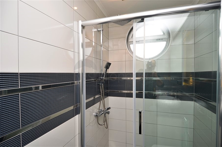 4+2 geschnittene Villa mit Blick auf die historische Festung