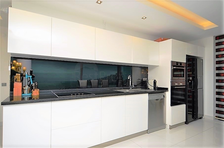 4+2 geschnittene Villa mit Blick auf die historische Festung