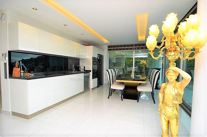 4+2 geschnittene Villa mit Blick auf die historische Festung