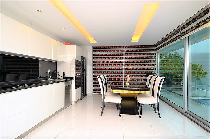 4+2 geschnittene Villa mit Blick auf die historische Festung