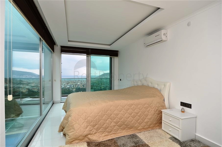 4+2 geschnittene Villa mit Blick auf die historische Festung