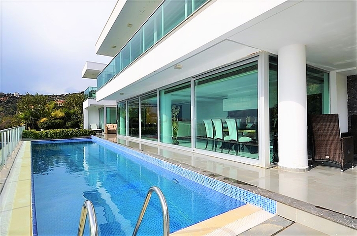 4+2 geschnittene Villa mit Blick auf die historische Festung