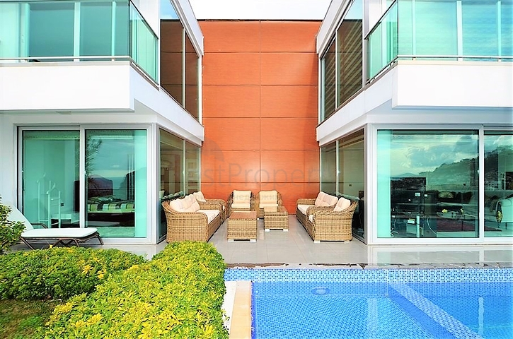 4+2 geschnittene Villa mit Blick auf die historische Festung