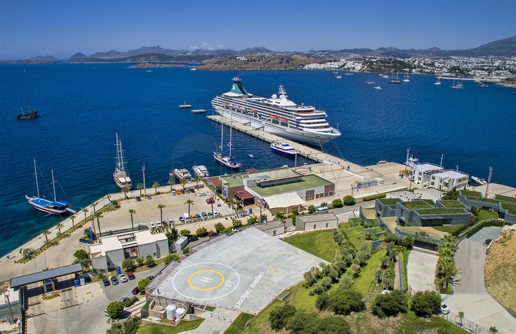 Villen mit Blick auf das Hauptschloss von Bodrum und die Inseln Kos und Karaada