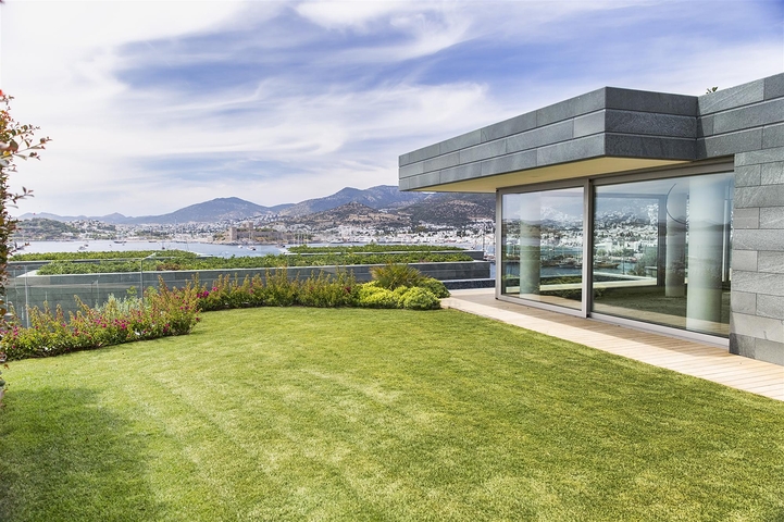 Villen mit Blick auf das Hauptschloss von Bodrum und die Inseln Kos und Karaada