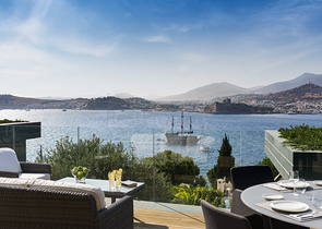 Villen mit Blick auf das Hauptschloss von Bodrum und die Inseln Kos und Karaada