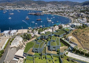 Villen mit Blick auf das Hauptschloss von Bodrum und die Inseln Kos und Karaada