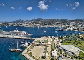 Villen mit Blick auf das Hauptschloss von Bodrum und die Inseln Kos und Karaada