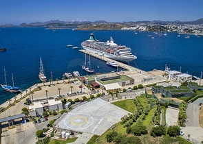 Villen mit Blick auf das Hauptschloss von Bodrum und die Inseln Kos und Karaada
