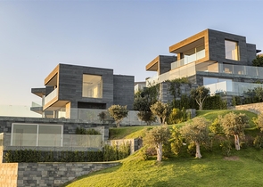 Villen mit Blick auf das Hauptschloss von Bodrum und die Inseln Kos und Karaada