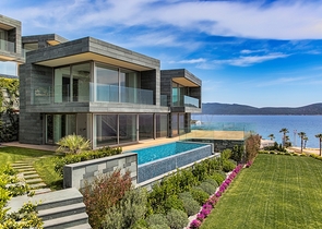 Villen mit Blick auf das Hauptschloss von Bodrum und die Inseln Kos und Karaada