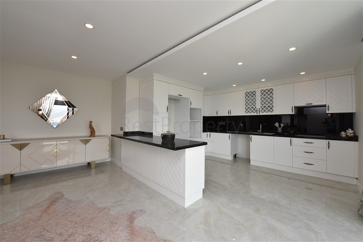 Geräumiges Penthouse an der ersten Küste 