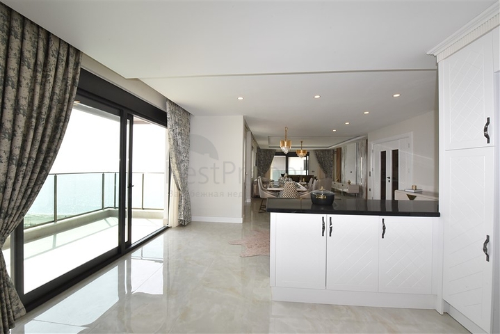 Geräumiges Penthouse an der ersten Küste 